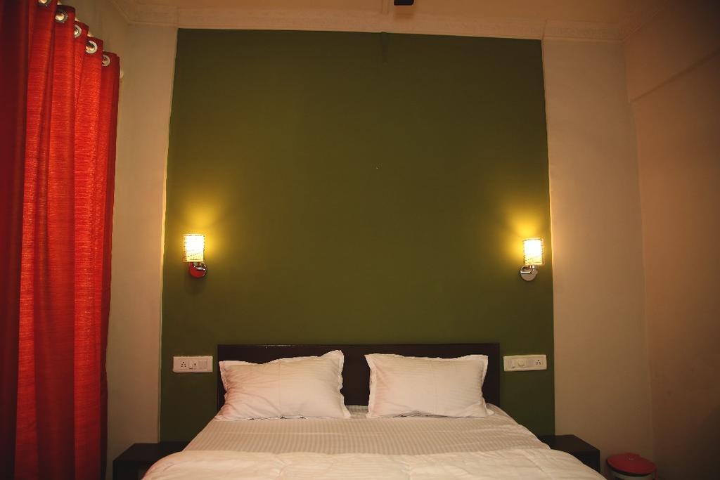 Elite Inn Lonavala Exteriör bild