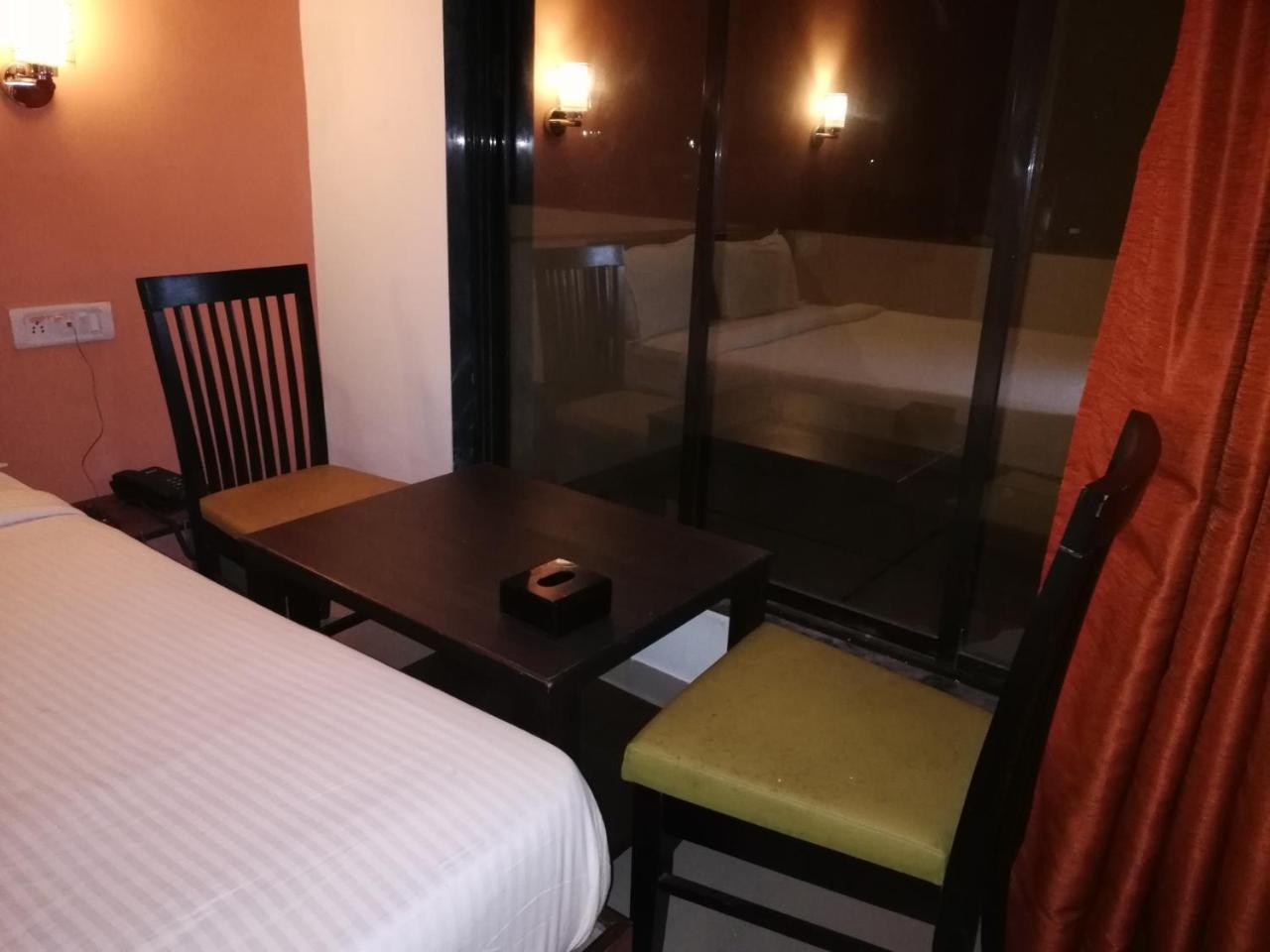 Elite Inn Lonavala Exteriör bild