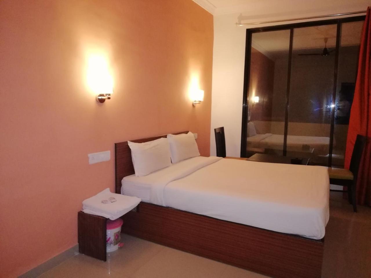 Elite Inn Lonavala Exteriör bild