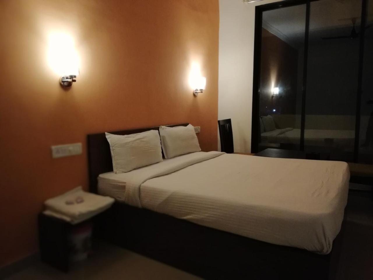 Elite Inn Lonavala Exteriör bild