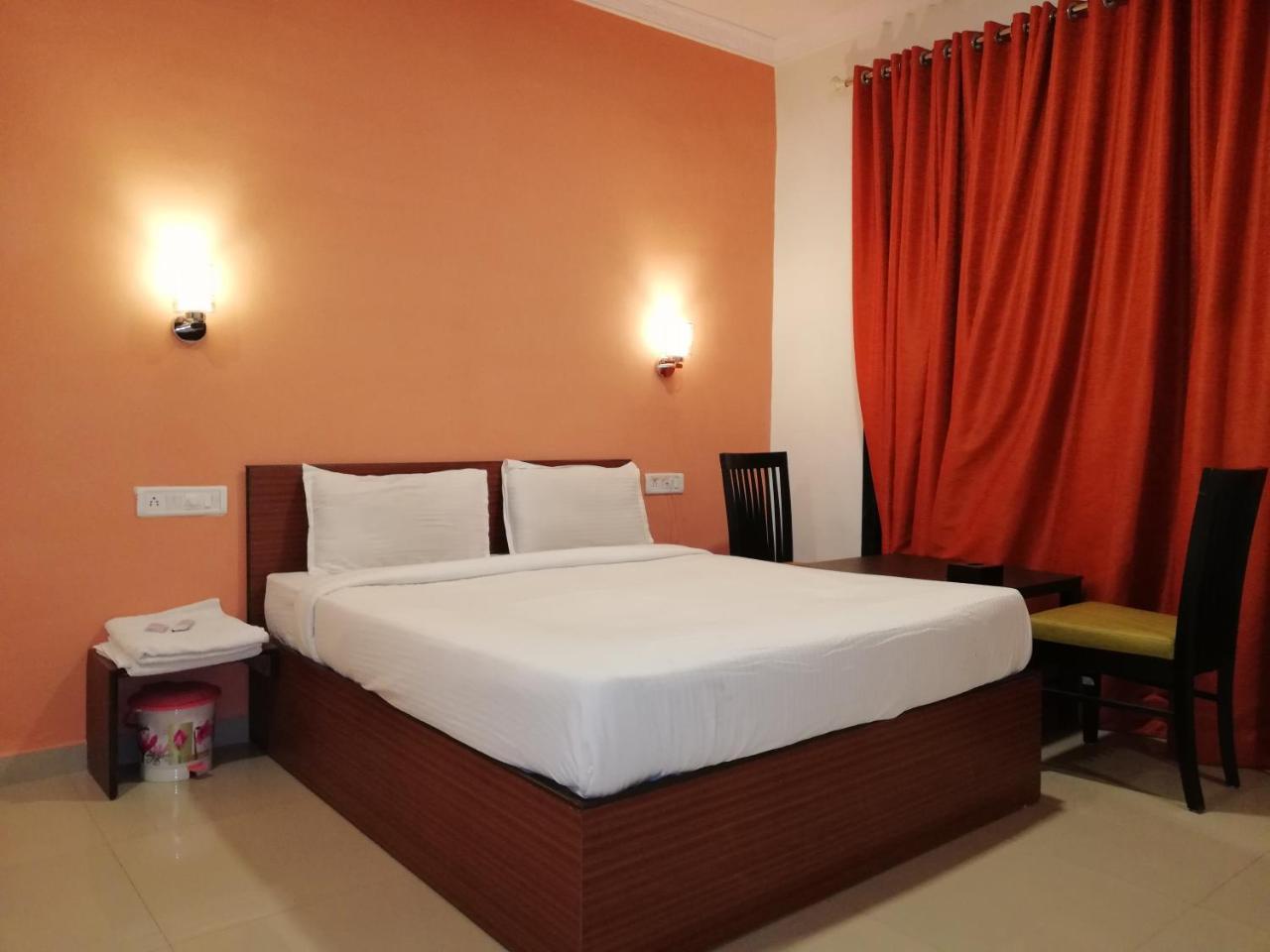 Elite Inn Lonavala Exteriör bild