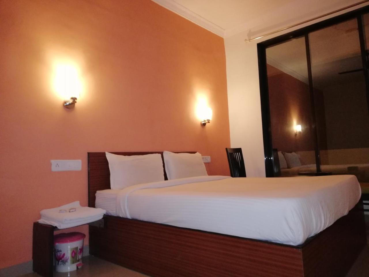 Elite Inn Lonavala Exteriör bild